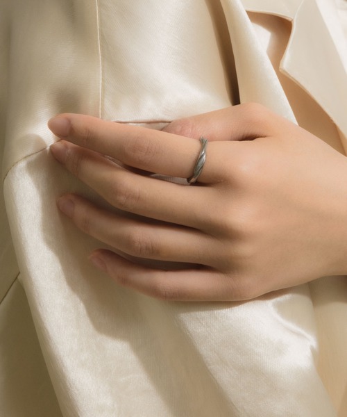 muku(ムク)の「金属アレルギー対応 ツイストウェーブリング/サージカルステンレス/316L(リング・レディース・ゴールド/シルバー・11/13/3/9)」の8枚目の写真