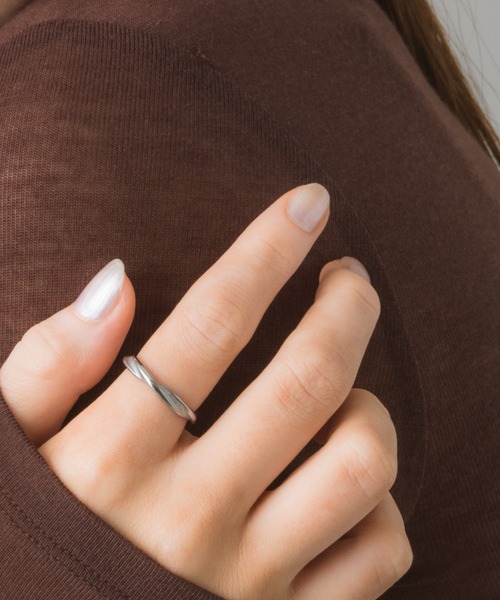 muku(ムク)の「金属アレルギー対応 ツイストウェーブリング/サージカルステンレス/316L(リング・レディース・ゴールド/シルバー・11/13/3/9)」の9枚目の写真