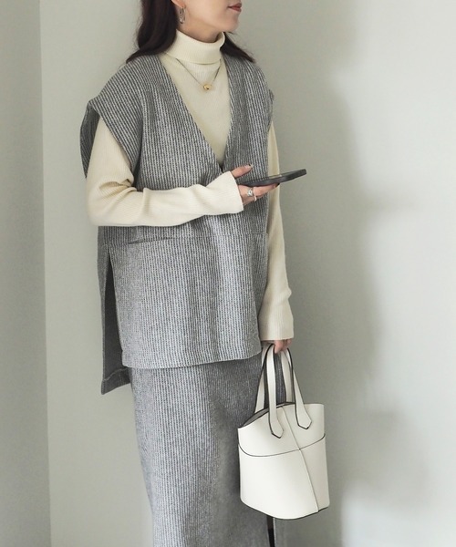 Riberry(リベリー)の「【セットアップ可】起毛ストライプVネックベスト(ベスト・レディース・ブラウン/グレー/チャコールグレー・MEDIUM)」の4枚目の写真