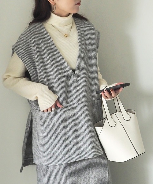 Riberry(リベリー)の「【セットアップ可】起毛ストライプVネックベスト(ベスト・レディース・ブラウン/グレー/チャコールグレー・MEDIUM)」の5枚目の写真