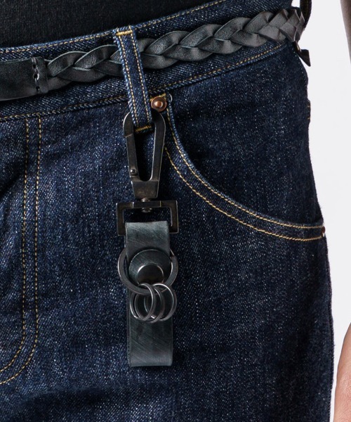 wjk（ダヴルジェイケイ）の「mko10856- bridle key holder キーホルダー（キーホルダー・メンズ・ゴールド/ブラック・FREE）」の2枚目の写真