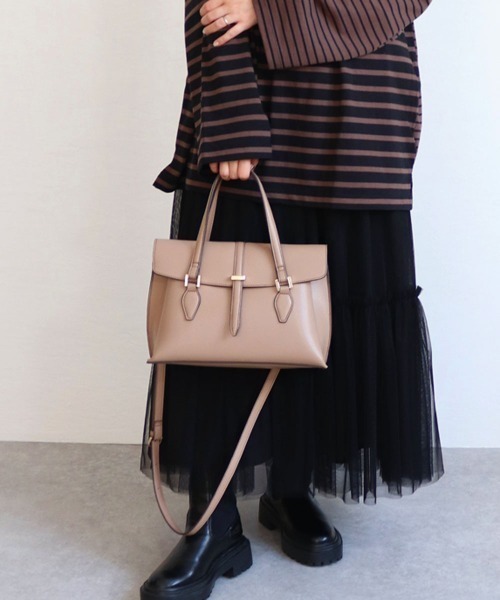 MIAN （ミアン）の「CATTLEYA / フラップ2wayハンドバッグ（ハンドバッグ・レディース・ブラウン/グレー/ブラック/レッド/サックスブルー/ピンクベージュ/モカ・FREE）」の4枚目の写真