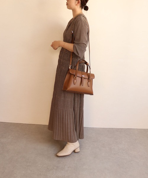 MIAN （ミアン）の「CATTLEYA / フラップ2wayハンドバッグ（ハンドバッグ・レディース・ブラウン/グレー/ブラック/レッド/サックスブルー/ピンクベージュ/モカ・FREE）」の15枚目の写真