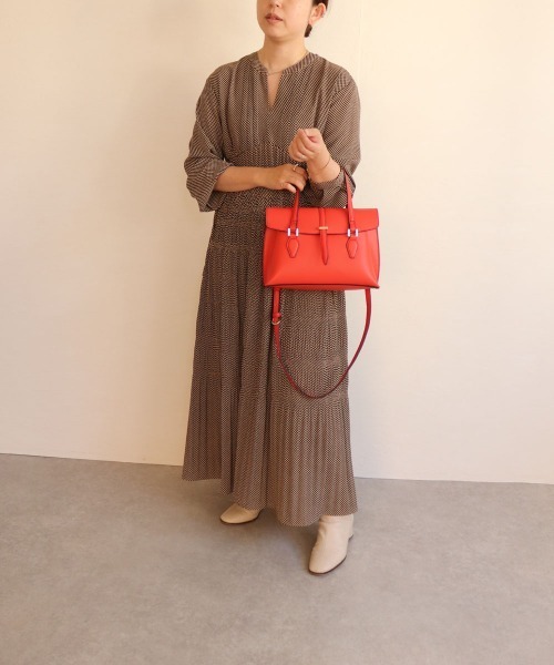 MIAN （ミアン）の「CATTLEYA / フラップ2wayハンドバッグ（ハンドバッグ・レディース・ブラウン/グレー/ブラック/レッド/サックスブルー/ピンクベージュ/モカ・FREE）」の18枚目の写真