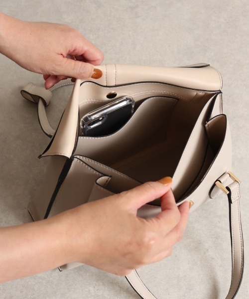 MIAN （ミアン）の「CATTLEYA / フラップ2wayハンドバッグ（ハンドバッグ・レディース・ブラウン/グレー/ブラック/レッド/サックスブルー/ピンクベージュ/モカ・FREE）」の22枚目の写真