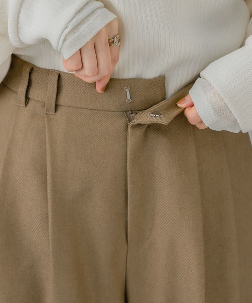 KBF(ケイビーエフ)の「ダブルタックストレートパンツ(その他パンツ・レディース・ブラック/ブラウン/グリーン系その他・ONE)」の16枚目の写真