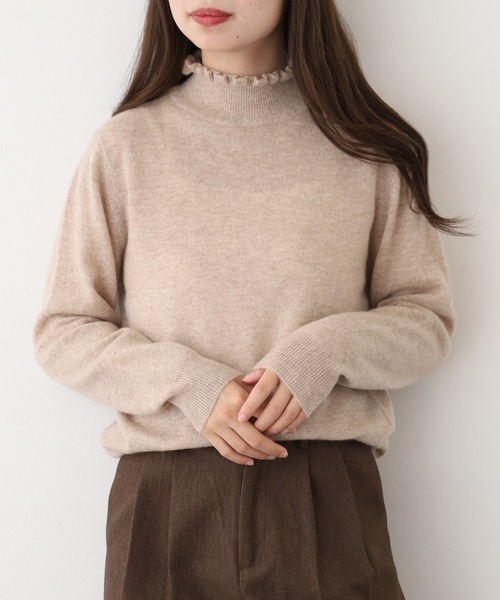 BRODIAEA(ブローディア)の「BRODIAEA 洗えるカシミヤシリーズ ハイネックフリルニット(ニット/セーター・レディース・エメラルド/ボルドー/ピンクベージュ/モカ/ラベンダー/ライトピンク/バイオレット/サックスブルー/サンドベージュ/アクア/ライラック/コバルトブルー/チェリーピンク/チャコールグレー/ローズ/チェリーレッド/ライム/シルバーグレー/ブラック/オフホワイト/イエロー・40)」の6枚目の写真