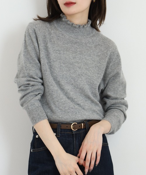 BRODIAEA(ブローディア)の「BRODIAEA 洗えるカシミヤシリーズ ハイネックフリルニット(ニット/セーター・レディース・エメラルド/ボルドー/ピンクベージュ/モカ/ラベンダー/ライトピンク/バイオレット/サックスブルー/サンドベージュ/アクア/ライラック/コバルトブルー/チェリーピンク/チャコールグレー/ローズ/チェリーレッド/ライム/シルバーグレー/ブラック/オフホワイト/イエロー・40)」の4枚目の写真