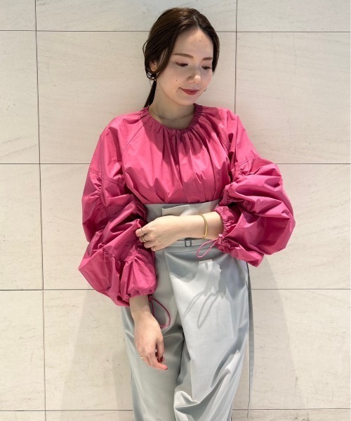 emmi(エミ)の「【emmi atelier】ナイロンギャザークロップドブラウス(シャツ/ブラウス・レディース・ブラック/ピンク/ホワイト・FREE)」の3枚目の写真