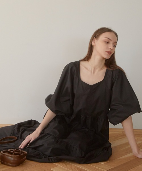 ACYM(アシーム)の「Heart neck tiered ワンピース(ワンピース・レディース・ベージュ/ブラック・FREE)」の20枚目の写真