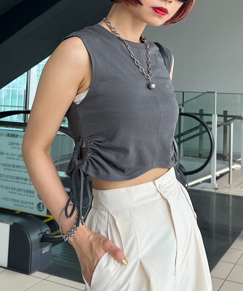 PAGEBOY(ページボーイ)の「ピッタミニサイドオープンノースリーブ(Tシャツ/カットソー・レディース・チャコールグレー/オフホワイト/ブラック・FREE)」の1枚目の写真