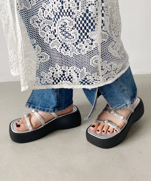 MYMOOD.(マイムード)の「細ストラップ 厚底プラットフォームサンダル(サンダル・レディース・アイボリー/ブラック/シルバー・M/L)」の16枚目の写真