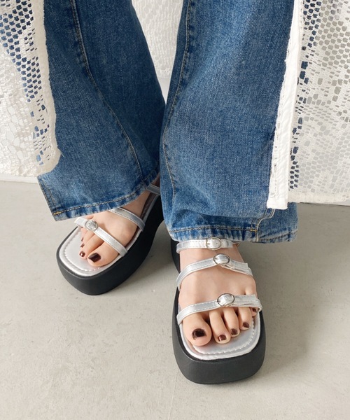 MYMOOD.(マイムード)の「細ストラップ 厚底プラットフォームサンダル(サンダル・レディース・アイボリー/ブラック/シルバー・M/L)」の15枚目の写真