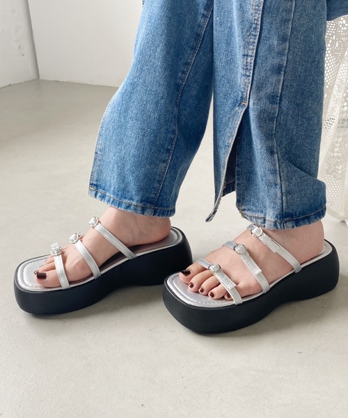 MYMOOD.(マイムード)の「細ストラップ 厚底プラットフォームサンダル(サンダル・レディース・アイボリー/ブラック/シルバー・M/L)」の14枚目の写真