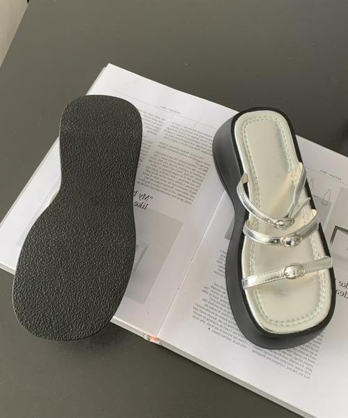 MYMOOD.(マイムード)の「細ストラップ 厚底プラットフォームサンダル(サンダル・レディース・アイボリー/ブラック/シルバー・M/L)」の9枚目の写真