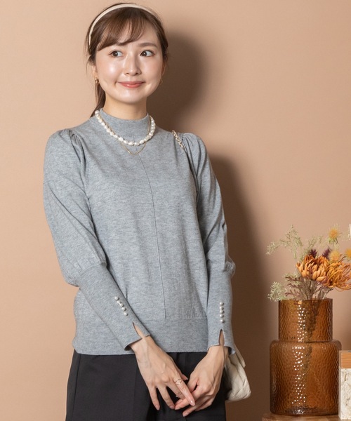 MHBG TOKYO(エムエイチビージートーキョー)の「袖パールスリット入りハイネックニット(ニット/セーター・レディース・ブラック/オフホワイト/グレー/ピンク/ベージュ/ブルー・FREE)」の12枚目の写真