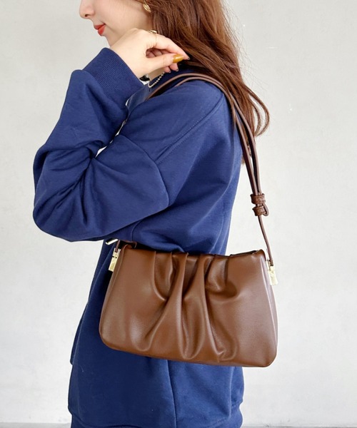 MYMOOD.（マイムード）の「tack desigh leather shoulder bag／2WAYタックデザインPUショルダーバッグ（ショルダーバッグ・レディース・ブラック/アイボリー/ブラウン・FREE）」の12枚目の写真