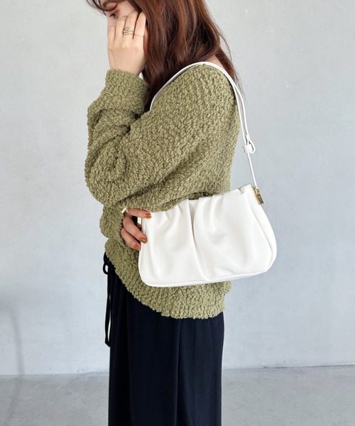 MYMOOD.（マイムード）の「tack desigh leather shoulder bag／2WAYタックデザインPUショルダーバッグ（ショルダーバッグ・レディース・ブラック/アイボリー/ブラウン・FREE）」の4枚目の写真