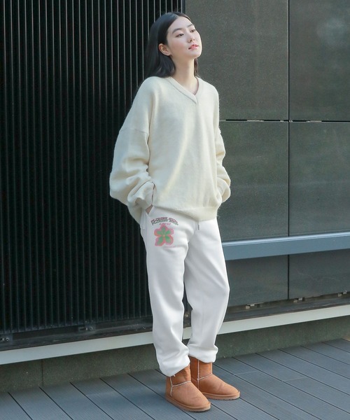 ALAND(エーランド)の「【UNISEX】GROVE×ALAND/GV flowerモチーフパンツ(裏起毛) /グローブ/ 2988733(スウェットパンツ・レディース・オフホワイト/チャコール・LARGE/MEDIUM)」の3枚目の写真