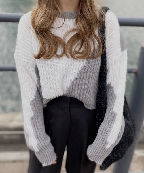 Reurie'(レウリィ)の「【ZOZO限定】クロップドバイカラーケーブルマーブルニット / cropped bicolor marble knit ショート丈 クロップド丈 バイカラー 配色 プルオーバー ジャガード ニュアンス ホワイト ブラック グレー(ニット/セーター・レディース・ブラック×グレー/グレー×ホワイト・FREE)」の2枚目の写真