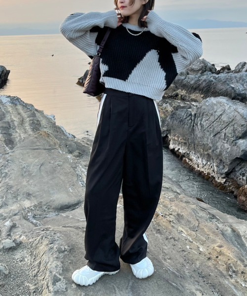 Reurie'(レウリィ)の「【ZOZO限定】クロップドバイカラーケーブルマーブルニット / cropped bicolor marble knit ショート丈 クロップド丈 バイカラー 配色 プルオーバー ジャガード ニュアンス ホワイト ブラック グレー(ニット/セーター・レディース・ブラック×グレー/グレー×ホワイト・FREE)」の6枚目の写真