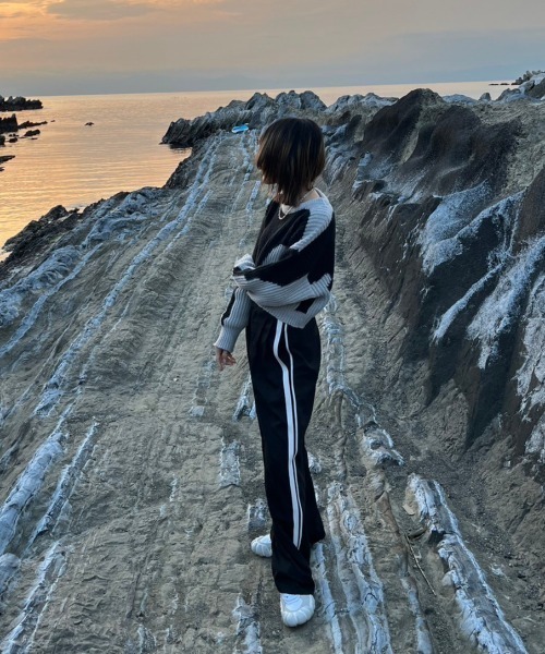 Reurie'(レウリィ)の「【ZOZO限定】クロップドバイカラーケーブルマーブルニット / cropped bicolor marble knit ショート丈 クロップド丈 バイカラー 配色 プルオーバー ジャガード ニュアンス ホワイト ブラック グレー(ニット/セーター・レディース・ブラック×グレー/グレー×ホワイト・FREE)」の7枚目の写真