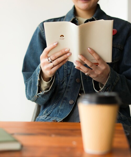 HIGHTIDE（ハイタイド）の「HIGHTIDE / 別注 ブックカバー 文庫サイズ（ステーショナリー・メンズ・ブラック/ホワイト/ブラウン/レッド/グリーン/オレンジ/ネイビー・ONE SIZE）」の2枚目の写真