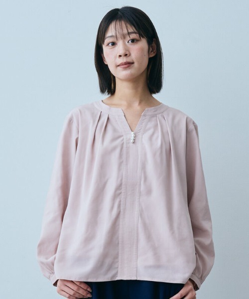 IEDIT(イディット)の「IEDIT インナーカットソー付きが嬉しい きれいめ素材で顔まわりが着映える ネックパールトップス(シャツ/ブラウス・レディース・サックスブルー/ネイビー/ピンク・X-LARGE/LARGE/MEDIUM/XX-LARGE/XXX-LARGE/SMALL)」の3枚目の写真