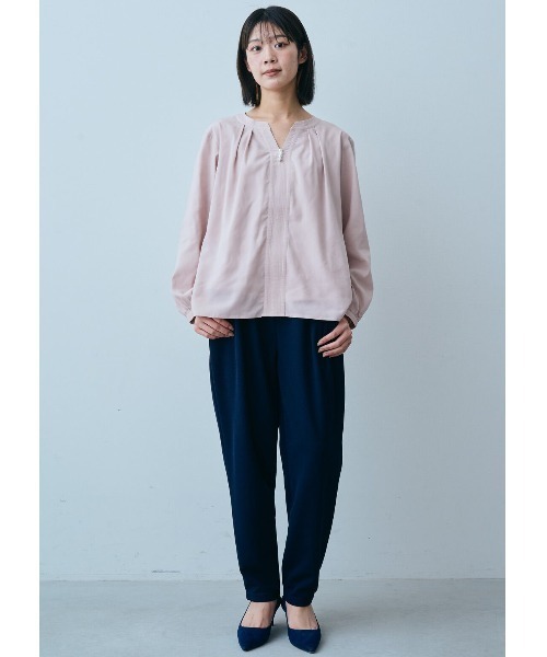 IEDIT(イディット)の「IEDIT インナーカットソー付きが嬉しい きれいめ素材で顔まわりが着映える ネックパールトップス(シャツ/ブラウス・レディース・サックスブルー/ネイビー/ピンク・X-LARGE/LARGE/MEDIUM/XX-LARGE/XXX-LARGE/SMALL)」の4枚目の写真