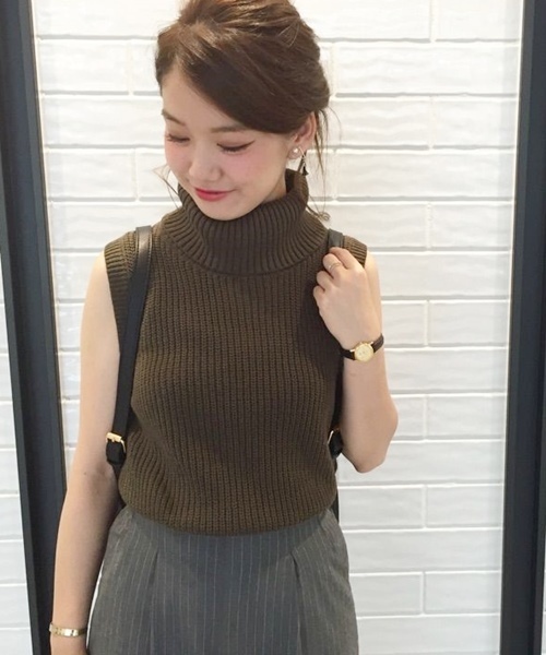 Chico(チコ)の「ハイネック畦ベスト(ニット/セーター・レディース・アイボリー/モスグリーン/ブラック/グレー・FREE)」の4枚目の写真