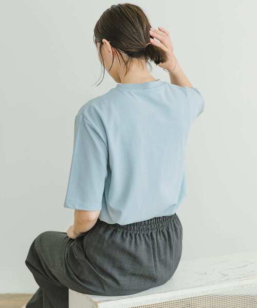 ITEMS URBANRESEARCH（アイテムズ アーバンリサーチ）の「『接触冷感/UVカット』クールコットンハンソデTシャツ（Tシャツ/カットソー・レディース・ダークブラウン/ライトブルー/ホワイト・FREE）」の22枚目の写真