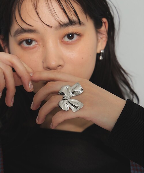 Ray BEAMS(レイビームス)の「BIG リボン リング(リング・レディース・ゴールド/シルバー・ONE SIZE)」の2枚目の写真