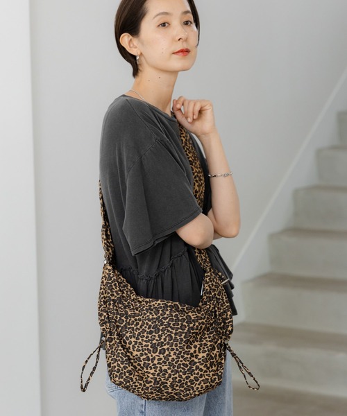 LEPSIM(レプシィム)の「ドロストミドルショルダー 119760(ショルダーバッグ・レディース・ブラック/レオパード/シルバー/アイボリー・ONE SIZE)」の13枚目の写真