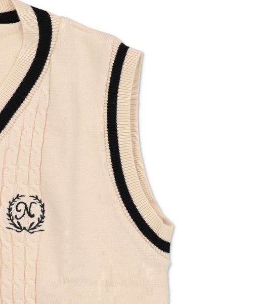 SPINNS(スピンズ)の「ワンポイント刺繍チルデンベストニット(ベスト・レディース・ベージュ/ネイビー/ホワイト/ブラック・ONESIZE)」の7枚目の写真