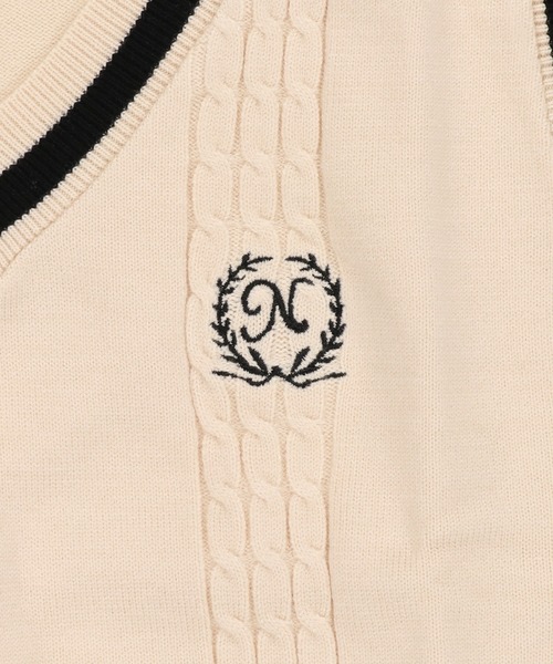 SPINNS(スピンズ)の「ワンポイント刺繍チルデンベストニット(ベスト・レディース・ベージュ/ネイビー/ホワイト/ブラック・ONESIZE)」の6枚目の写真