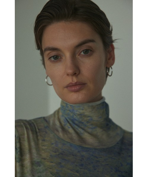 BLACK BY MOUSSY(ブラックバイマウジー)の「art pattern highneck tops(アートパターンハイネックトップス)(Tシャツ/カットソー・レディース・イエロー系その他/ブルー系その他・FREE)」の5枚目の写真