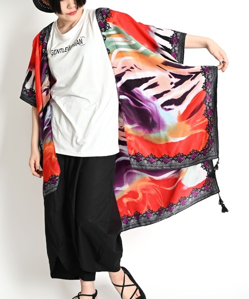 MARAI(マーライ)の「ボタニカル柄 花柄 半袖 ロングカーディガン 五分袖(カーディガン/ボレロ・レディース・レッド/ホワイト×グリーン/グリーン×ピンク/ブラック×ブルー/オレンジ/ネイビー/ピンク/ホワイト×イエロー/ホワイト×レッド・FREE)」の2枚目の写真
