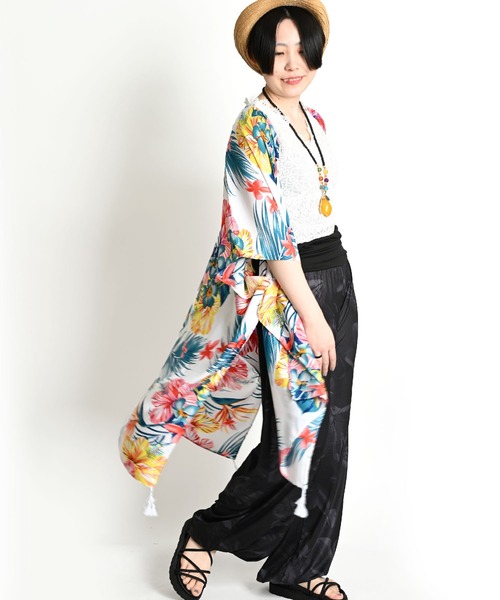 MARAI(マーライ)の「ボタニカル柄 花柄 半袖 ロングカーディガン 五分袖(カーディガン/ボレロ・レディース・レッド/ホワイト×グリーン/グリーン×ピンク/ブラック×ブルー/オレンジ/ネイビー/ピンク/ホワイト×イエロー/ホワイト×レッド・FREE)」の17枚目の写真