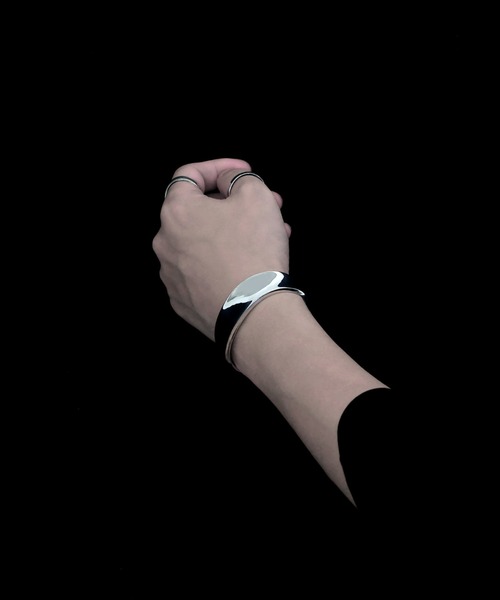 YArKA（ヤーカ）の「【YArKA/ヤーカ】flat design curve bangle [kibuo3] / フラットカーブデザインバングル（バングル/リストバンド・メンズ・シルバー・FREE）」の2枚目の写真