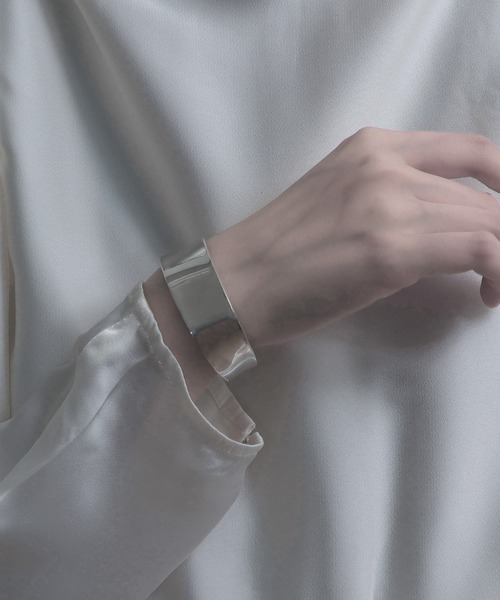 YArKA（ヤーカ）の「【YArKA/ヤーカ】flat design curve bangle [kibuo3] / フラットカーブデザインバングル（バングル/リストバンド・メンズ・シルバー・FREE）」の9枚目の写真