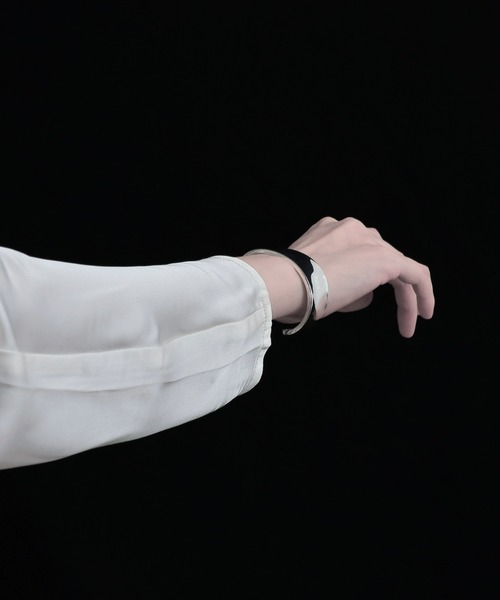 YArKA（ヤーカ）の「【YArKA/ヤーカ】flat design curve bangle [kibuo3] / フラットカーブデザインバングル（バングル/リストバンド・メンズ・シルバー・FREE）」の10枚目の写真