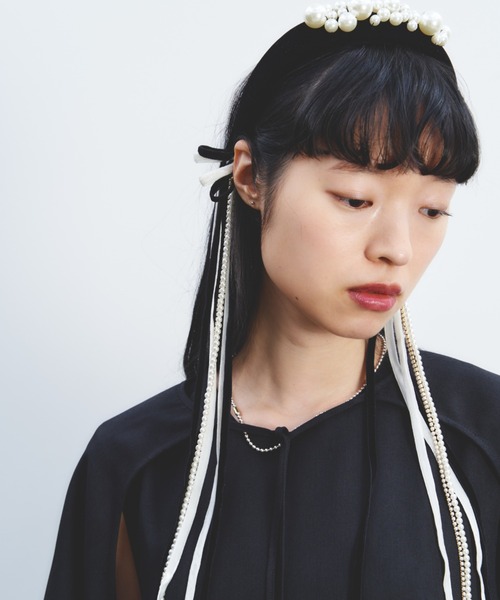 【美品】PERNA パール付きベロアカチューシャ ブラック PERNA（ペルナ）の「パール付きベロアカチューシャ