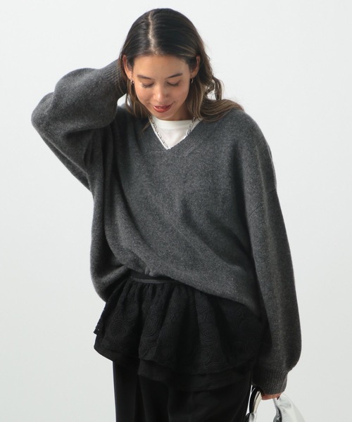 BAYFLOW（ベイフロー）の「[軽くあたたかな着心地]ジーロンラムVネックプルオーバー（ニット/セーター・レディース・ベージュ/チャコール・FREE）」の9枚目の写真