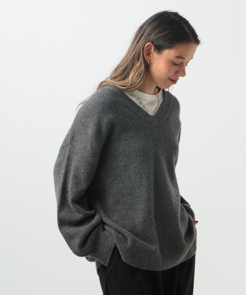 BAYFLOW（ベイフロー）の「[軽くあたたかな着心地]ジーロンラムVネックプルオーバー（ニット/セーター・レディース・ベージュ/チャコール・FREE）」の12枚目の写真