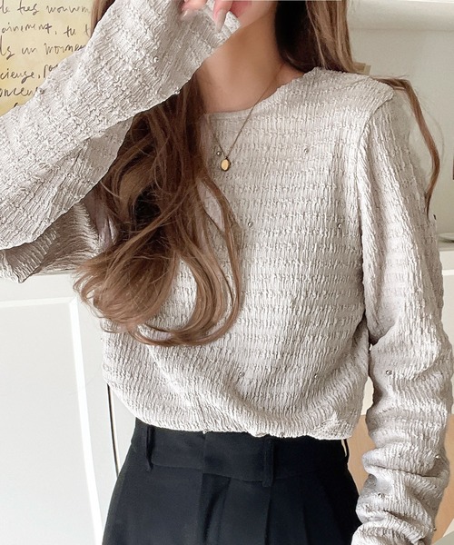 classicalelf（クラシカルエルフ）の「程よい甘さが可愛い。ビジュードットが煌めくシャーリング風長袖トップス（Tシャツ/カットソー・レディース・ブルー/ダークグレー/ブラック/グレイッシュベージュ/アイボリー・LARGE/MEDIUM/SMALL/X-LARGE）」の4枚目の写真