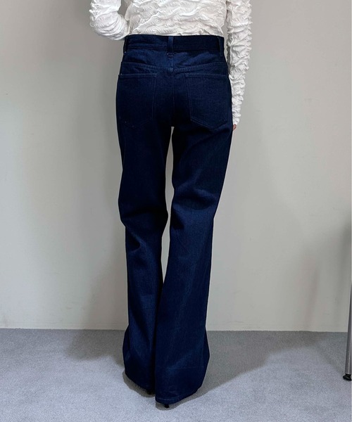 1chaku.（イッチャク）の「ローライズフレアデニムパンツ（デニムパンツ・レディース・ネイビー・マルチサイズ）」の4枚目の写真