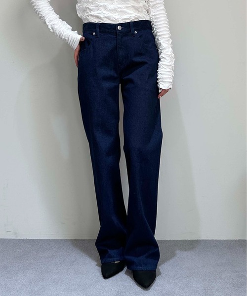1chaku.（イッチャク）の「ローライズフレアデニムパンツ（デニムパンツ・レディース・ネイビー・マルチサイズ）」の2枚目の写真