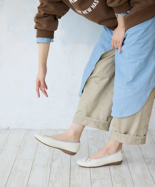 ing（イング）の「リラックスバレエシューズ（バレエシューズ・レディース・シルバー系その他7/イエロー/ブラック系その他/アイボリー/ブラック/アンティークゴールド/霜降りグレー・24cm/23.5cm/23cm/22.5cm/25cm/24.5cm）」の2枚目の写真