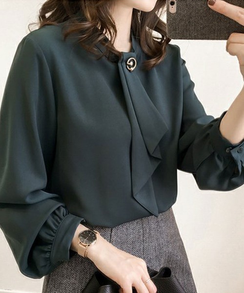 SallyLunn(サリーラン)の「【オンオフ使える上品ブラウス】ボウタイブラウスシャツ(シャツ/ブラウス・レディース・ベージュ/イエロー/グリーン・MEDIUM/LARGE)」の4枚目の写真