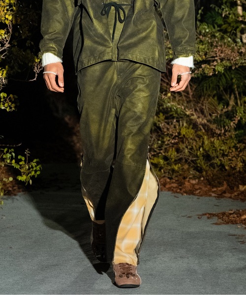 amok（アモク）の「FLOCKING ECO LEATHER PANTS（その他パンツ・メンズ・ブラック/イエロー・S/M/L）」の2枚目の写真